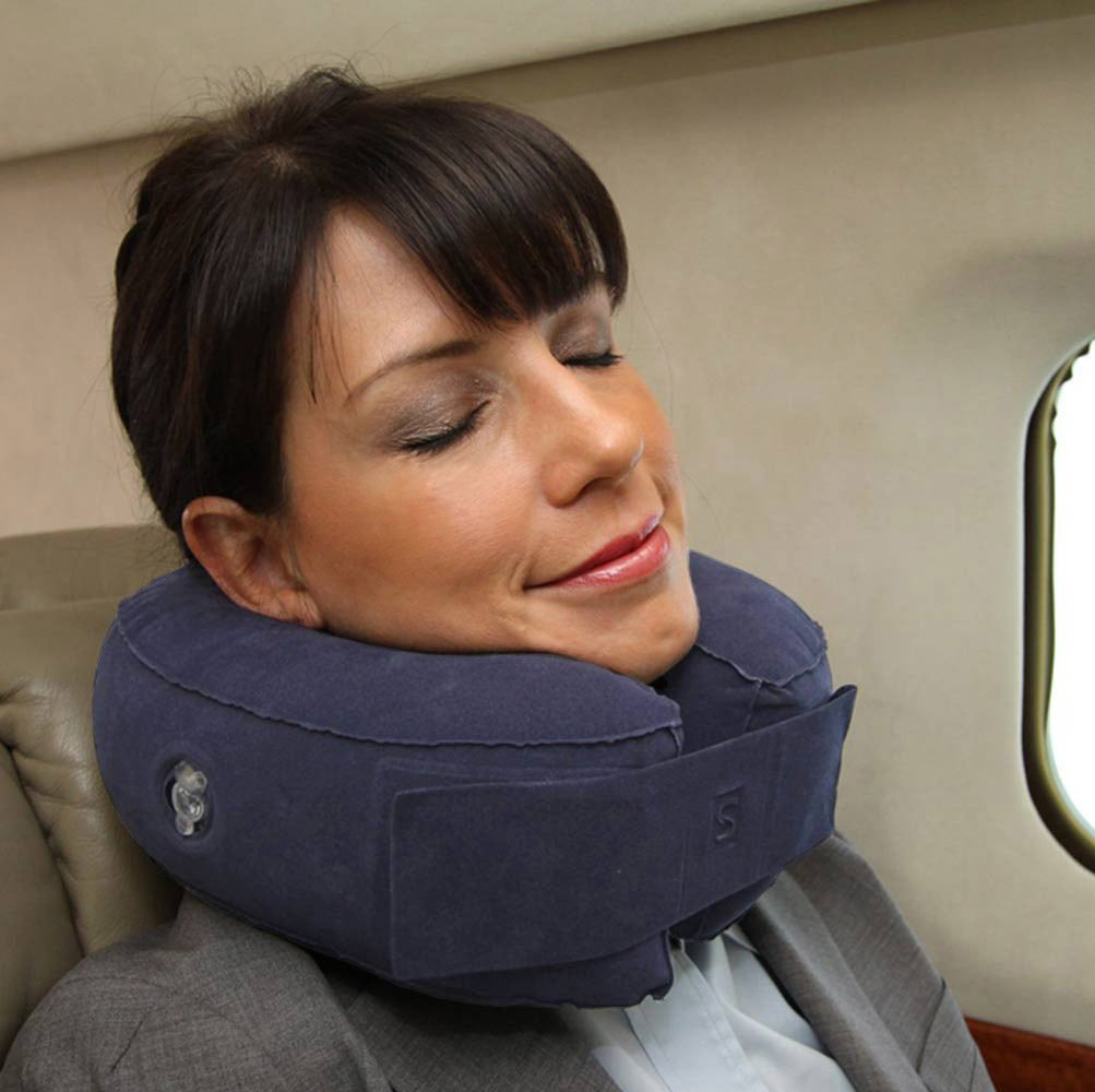 woman sleeping with komfort Kollar on airplane