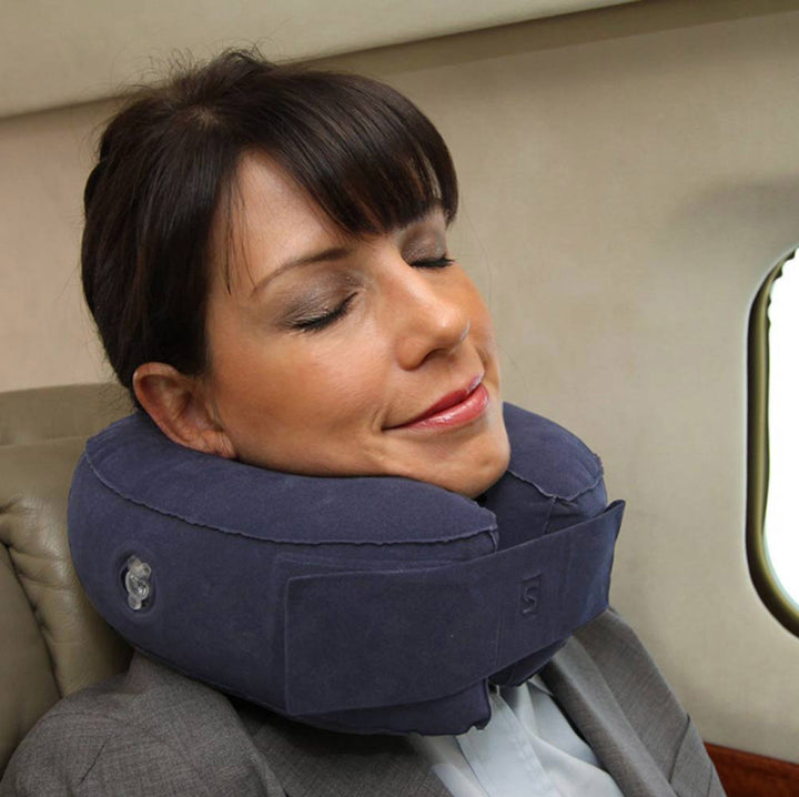 woman sleeping with komfort Kollar on airplane